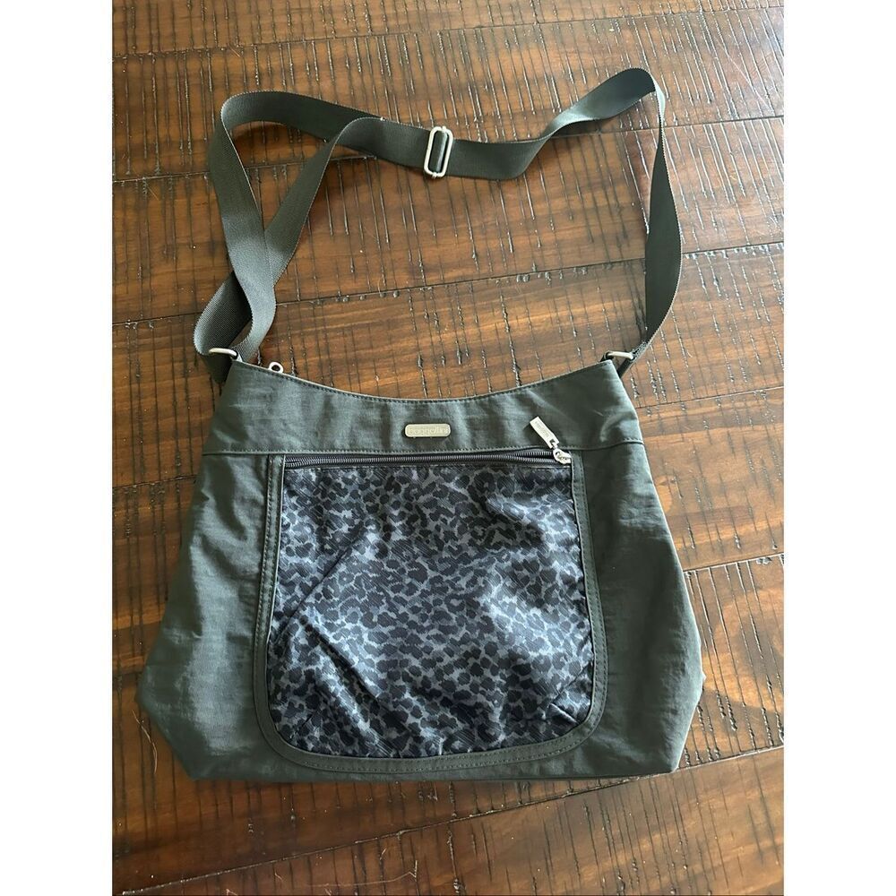 Baggallini gray cheetah animal print nylon RFID purse bag